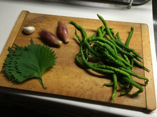 生の青唐辛子が出回りはじめたので、醤油漬けにしました